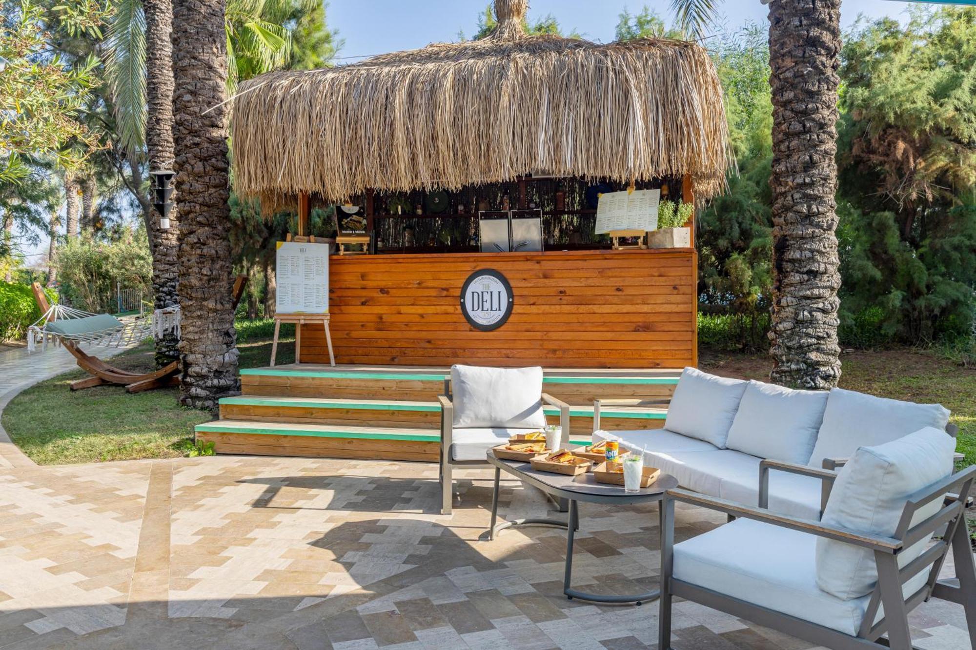 Concorde De Luxe Resort Antália Exterior foto Pool bar at the hotel